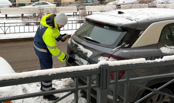 Почти 400 автомобилей с закрытыми номерами обнаружили за неделю в зоне платной парковки Петербурга