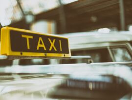 За первое полугодие в Петербурге на спецплощадки поместили 48 нелегальных такси и автобусов