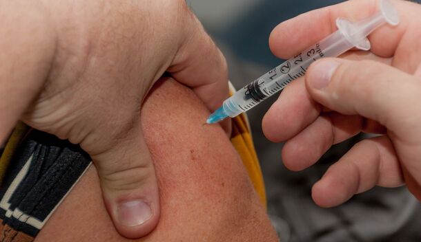 ВОЗ призвала всех не защищенных от COVID-19 и гриппа людей быстро пройти вакцинацию