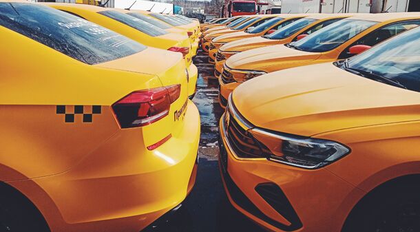 В Петербурге значительно выросли цены на услуги такси