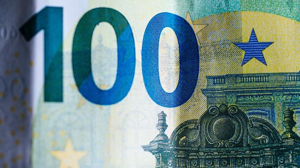 Курс евро на Мосбирже превысил 100 рублей впервые с марта 2022 года