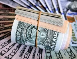 «Ведомости»: Минфин и Центробанк обсуждают ограничение крупных покупок валюты на рынке