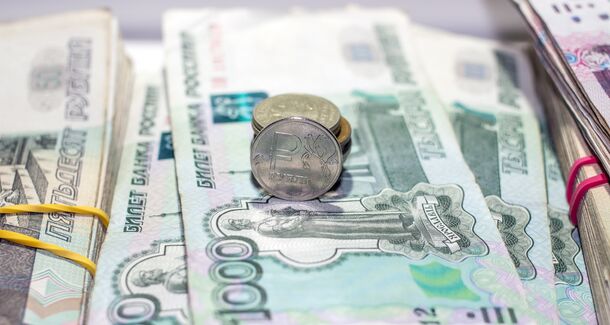В Петербурге подсчитали долю сотрудников с зарплатой более 100 тыс. в месяц