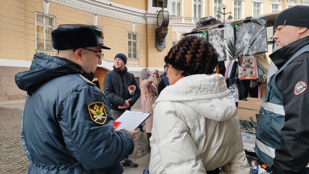 Приставы «поймали» петербурженку за нелегальной торговлей на Дворцовой площади