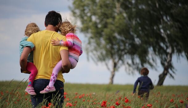 Миллион за троих: в России предложили выплачивать пособие многодетным отцам