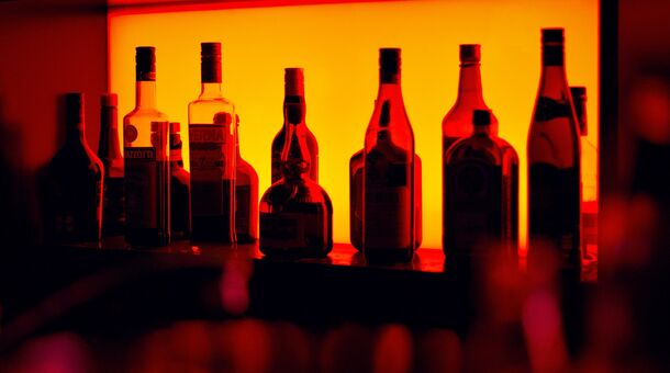 Запрет на продажу алкоголя лицам до 21 года одобряют более 70% россиян