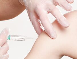 В России приостановили вакцинацию от COVID-19 детей c 12 до 18 лет