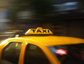 В Госдуме попросили остановить рост цен на такси в регионах
