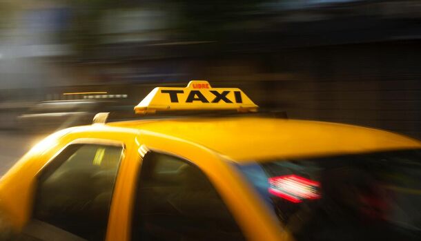 В Госдуме попросили остановить рост цен на такси в регионах