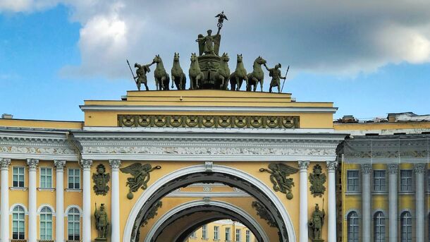 Сдерживание тарифов, строительство метро и помощь экспорту: в Петербурге обсудили будущий бюджет