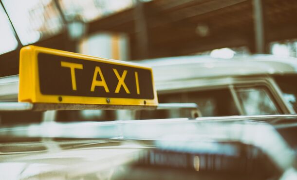 Эксперты объяснили причины «ценового ралли» на рынке такси в Петербурге