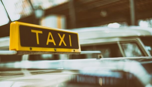 Временные лимиты для водителей и контроль агрегаторов: что изменится на рынке такси с сентября