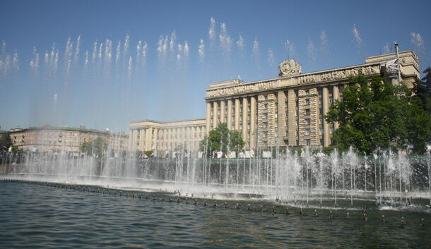 В Петербурге из-за плохой погоды отложили запуск фонтанов до 27 апреля