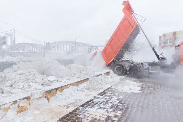 Более 3 млн кубометров снега убрали с улиц Петербурга зимой этого года