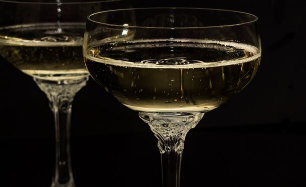 Госдуме предложили снизить запланированный с 1 мая рост акцизов на игристое вино