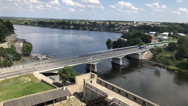 Эстония вводит полный таможенный контроль на границе с РФ