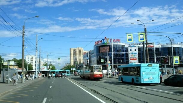 Власти Петербурга ответили жителям, выступающим против выделенной полосы для трамваев