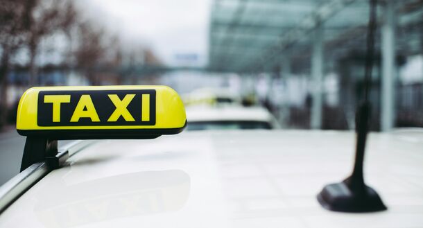 Петербургских таксистов накажут рублем за неправильный цвет авто