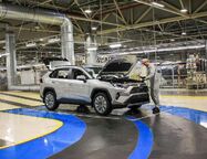 Переход на электричество: Toyota «включила заднюю»