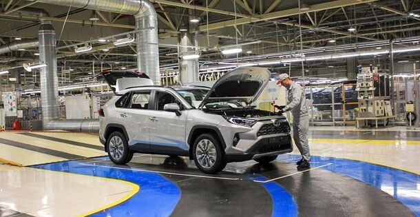 Переход на электричество: Toyota «включила заднюю»
