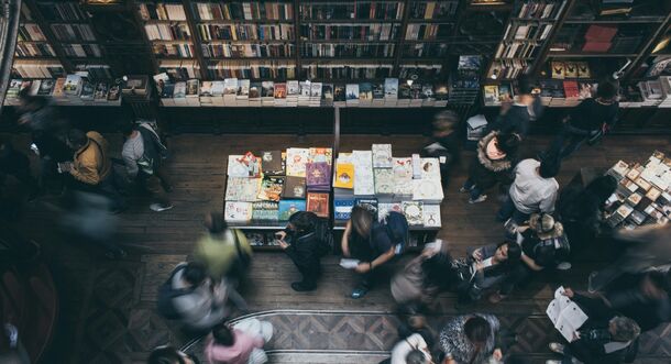 Смольный поддержит небольшие книжные магазины