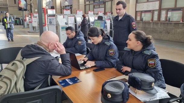 Пассажиров проверили на наличие задолженностей на Балтийском вокзале в Петербурге