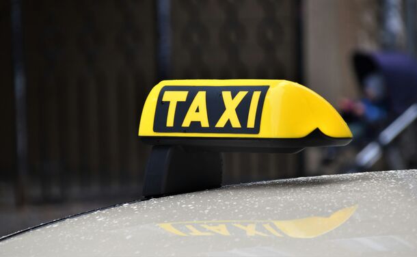 Названы самые аварийные автомобили такси в России