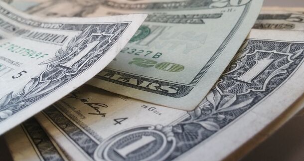 Курс доллара на Московской бирже опустился ниже 89 рублей