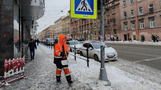 Разгребать предстоящие снежные завалы в Петербурге готовятся 4 тысячи дворников