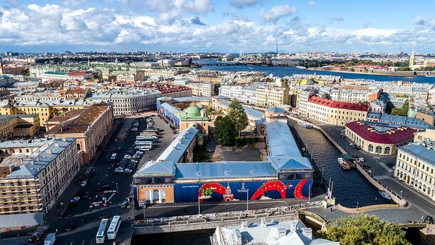 Платная стоянка появится на Конюшенной площади в Петербурге до конца года