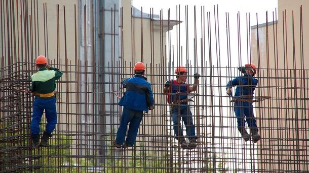 Самые быстро растущие зарплаты в Петербурге зафиксированы в сфере строительства