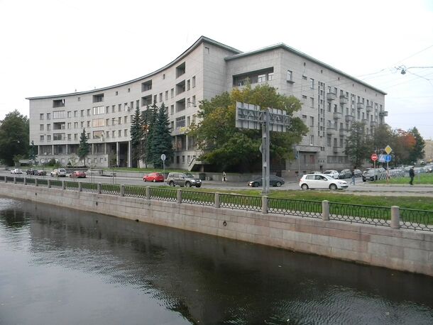 Омбудсмен Петербурга вмешалась в ситуацию с табличкой в память о Мейерхольде