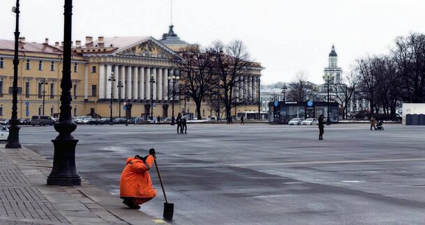 В Петербурге около тысячи должников по алиментам принудительно отработали дворниками