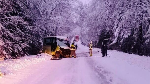 Один человек погиб и двое пострадали в ДТП с автобусом и лесовозом в Ленобласти