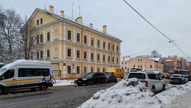 Снежные навалы в Северной столице хотят убрать с обочин ради эстетики