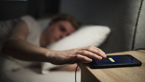 Ученые: Ложиться спать нужно в одно и то же время и без смартфонов