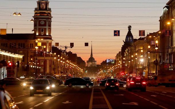 Власти Петербурга решили «притормозить» Невский проспект