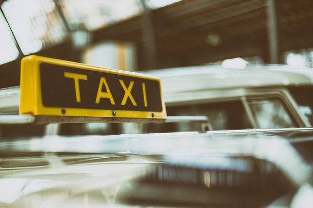 Главы Петербурга, Москвы и их областей попросили ужесточить правила работы в такси для иностранцев