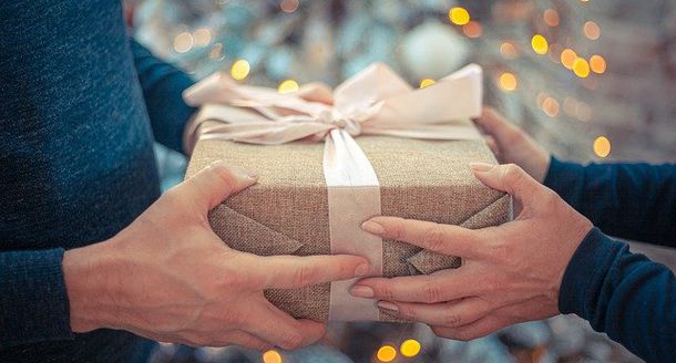 Каждая пятая компания отказалась от традиции дарить новогодние подарки сотрудникам