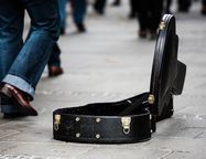 Уличные музыканты не дают покоя петербургским депутатам