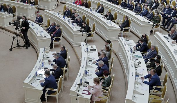 Половина депутатов петербургского ЗакСа может лишиться мандатов