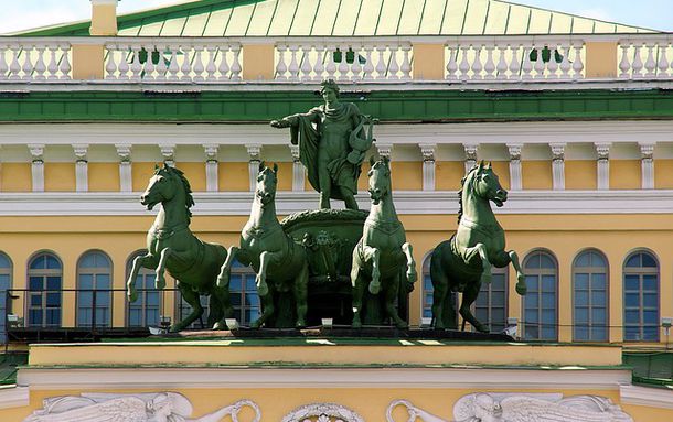 Старейшие театры Петербурга продают билеты на запретные праздничные даты