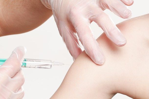 Россияне потянулись за дефицитной вакциной в Москву