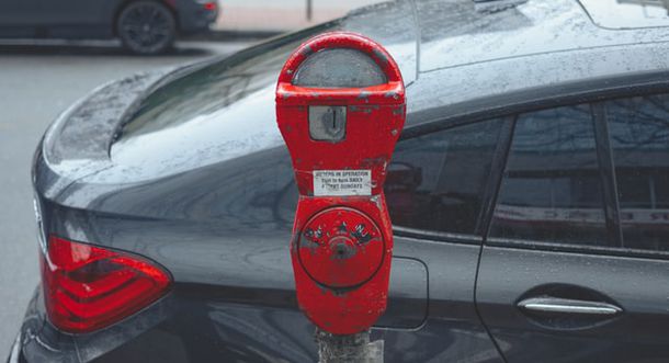 Автомобилисты судятся со Смольным из-за штрафов за парковку