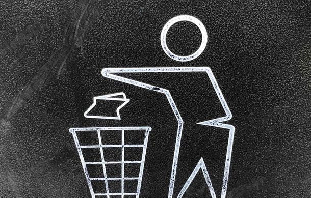 Переполненные контейнеры и жалобы горожан: начало мусорной реформы в Петербурге