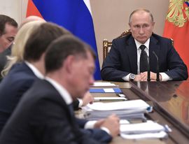 Путин поручил обеспечить два выходных на вакцинацию для работающих россиян