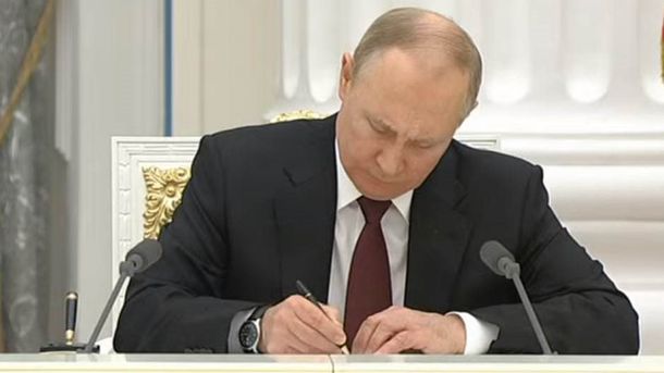 Президент России Владимир Путин подписал указ о признании суверенитета ДНР и ЛНР