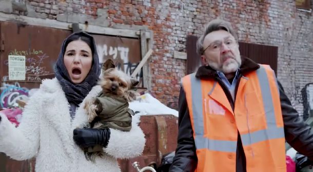 Сергей Шнуров выпустил клип на песню «Пока так» об уборке мусора и работе чиновников в Петербурге