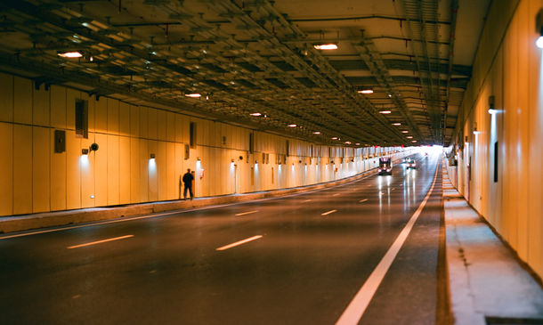 Движение транспорта в тоннеле дамбы ограничено до 27 января