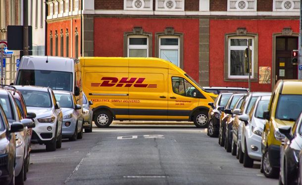 Компания DHL Express прекращает доставку по России